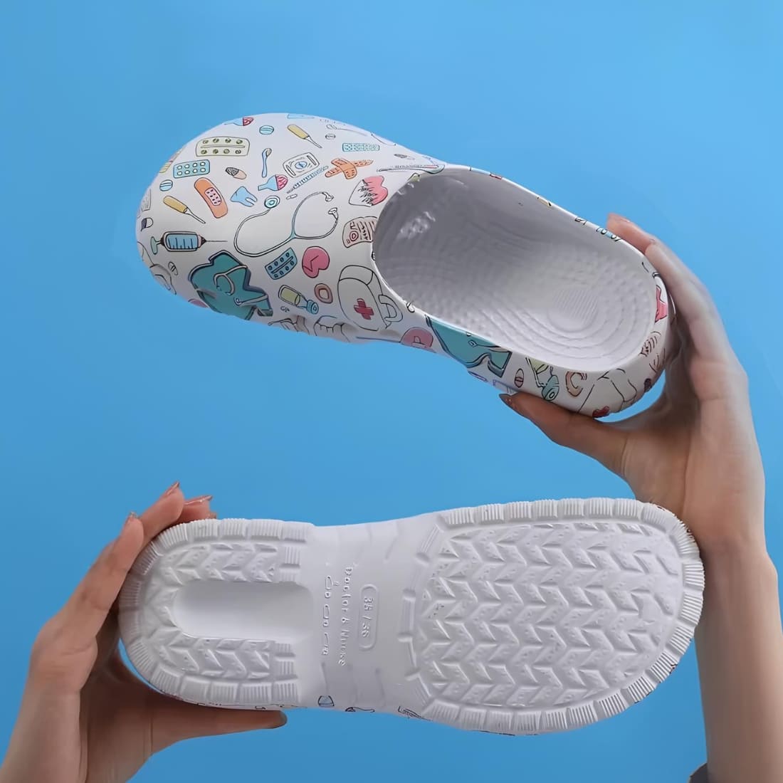 Sabots orthopédiques souples pour femme motifs milieu hospitalier – Image 2