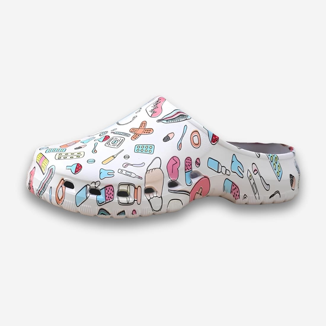 Sbots orthopédiques souples pour femme motifs milieu hospitalier blanches avec des motifs de pansements, blouses, dents, accessoires .... Sur fond gris très clair.