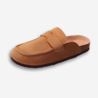 Sabots orthopédiques style mocassins en daim pour femme de couleur marron. Sur fond gris très clair.