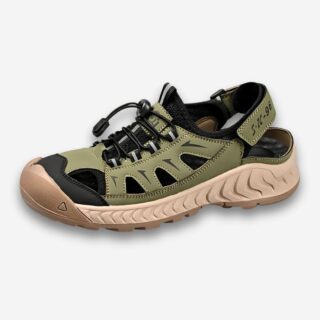 Sandales orthopédiques de randonnée pour homme de couleur vert militaire avec une semelle beige. Une lanière ajustable à l'arrière. Sur fond gris très clair.