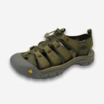 Sandales orthopédiques homme antidérapantes pour la marche avec protection des orteils et tissu en maille ajourée. Sur fond gris très clair.