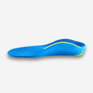 Semelles orthopédiques pour enfant de couleur bleue sur fond gris très clair.