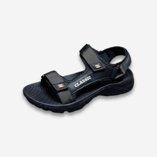 Une sandale orthopédique homme antidérapante noire en toile et caoutchouc, sur un fond gris très clair uni.