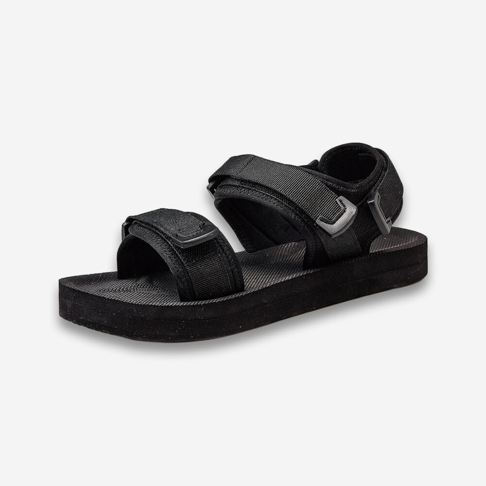 Une sandale orthopédique homme pour hallux valgus noire à triple sangles sur un fond gris très clair uni.