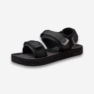 Une sandale orthopédique homme pour hallux valgus noire à triple sangles sur un fond gris très clair uni.