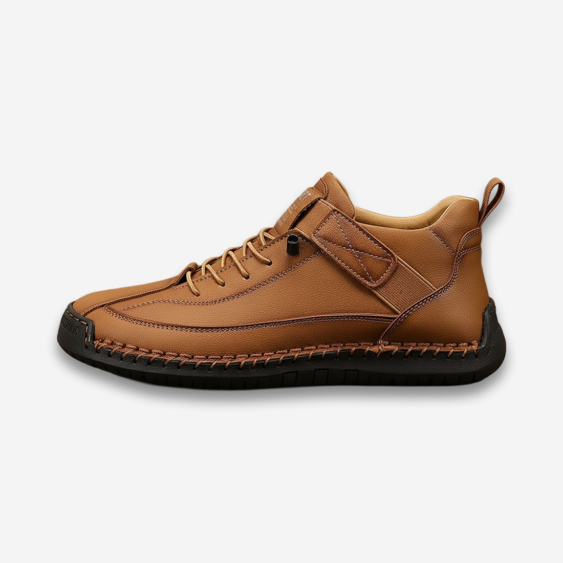Une chaussure orthopédique homme à look casual de couleur marron et à semelle noire, vue de profil sur un fond gris très clair uni.
