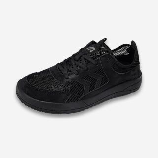 Une chaussure orthopédique homme large et respirante, entièrement noire, conçue avec un tissu mesh ajouré, sur un fond gris très clair uni.