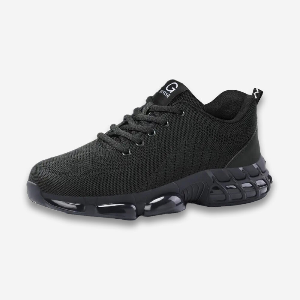 Une chaussure de sécurité orthopédique basse entièrement noir avec coussin d'air intégré dans le talon, sur un fond gris très clair uni.