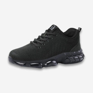 Une chaussure de sécurité orthopédique basse entièrement noir avec coussin d'air intégré dans le talon, sur un fond gris très clair uni.