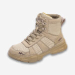 Une chaussure de sécurité orthopédique montante de couleur beige au design légèrement sportif sur un fond gris très clair uni.