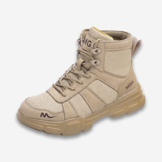 Une chaussure de sécurité orthopédique montante de couleur beige au design légèrement sportif sur un fond gris très clair uni.