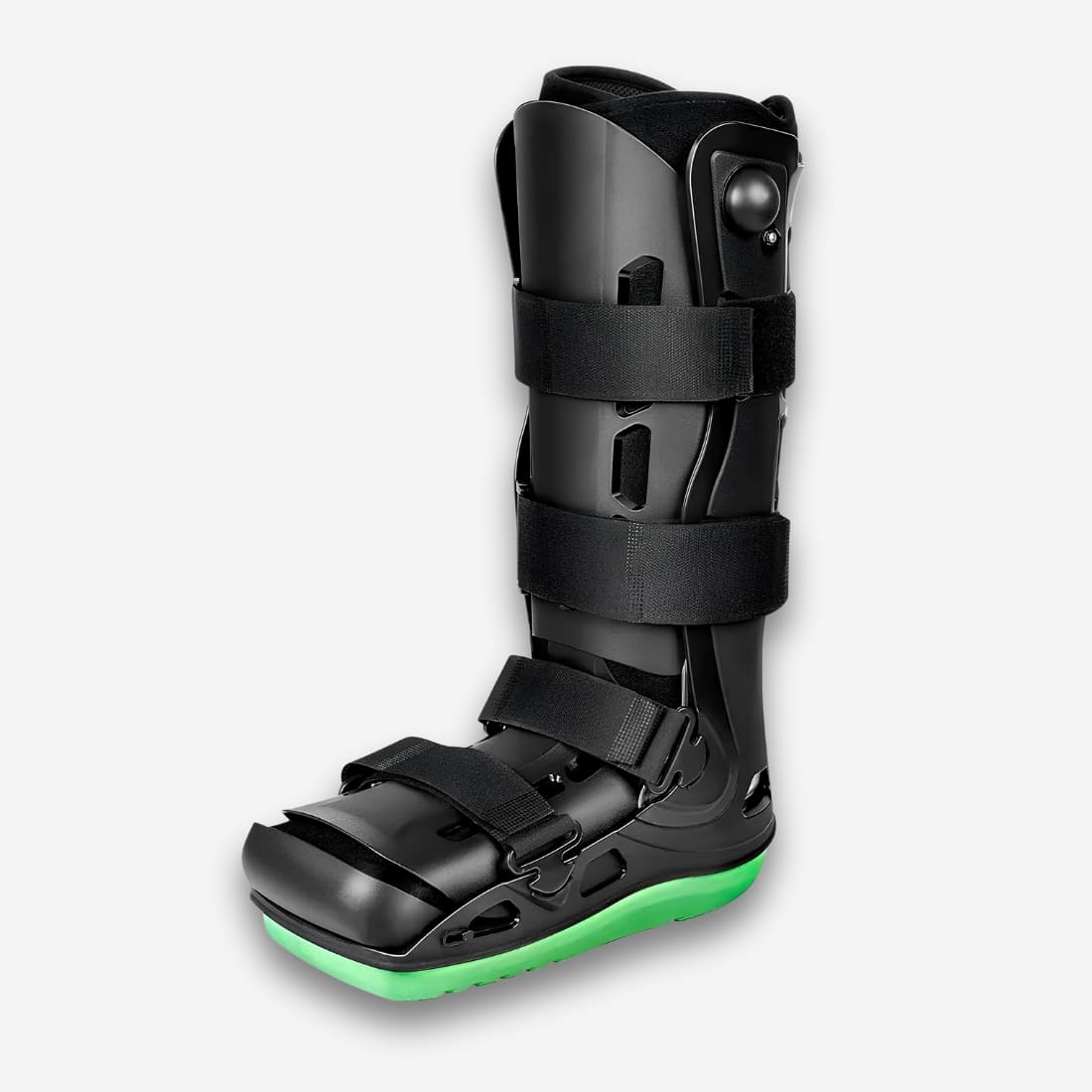 Bottes orthopédiques à coque intégrale de couleur noire et rigide. Le dessous est vert fluo. Quatre sangles ajustables noires. Sur fond uni clair.