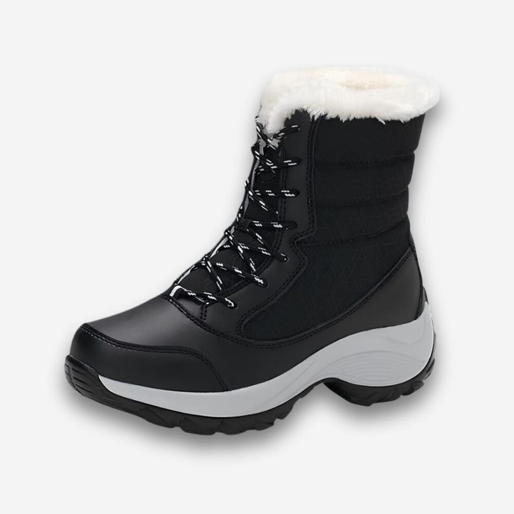 Bottes orthopédiques fourrées pour femme de couleur noire avec lacets et fourrure blanche. Sur fond uni clair.