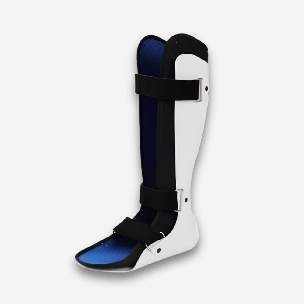 Bottes orthopédiques réglables pour soutien de la cheville. Une botte en photo avec une structure rigide blanche pour le dessous du pied et le mollet. 3 larges bandes noires pour le maintien à l'avant. Sur fond uni clair.