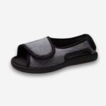 Chaussons orthopédiques ajustable à bout ouvert pour femme de couleur grise. Sur fond gris très clair.