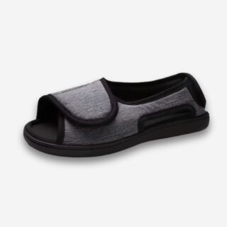 Chaussons orthopédiques ajustable à bout ouvert pour femme de couleur grise. Sur fond gris très clair.