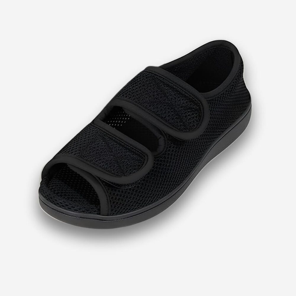 Chaussons orthopédiques avec deux bandes réglables de couleur noire avec le bout ouvert. Sur fond uni clair.