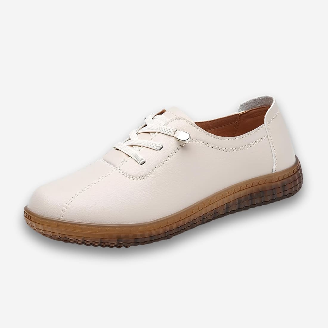 Chaussures orthopédiques femme en cuir synthétique de couleur blanche avec une semelle en caoutchouc marron. Des lacets courts de la même couleur. Sur fond uni gris très clair.