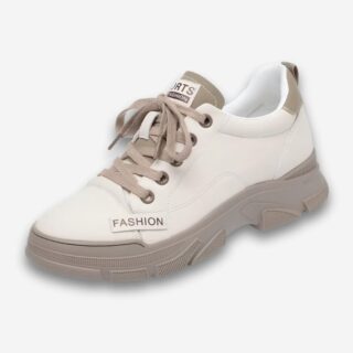 Chaussures orthopédiques style sneakers pour femme de couleur blanche avec semelle épaisse et lacets marron. Sur fond gris très clair.