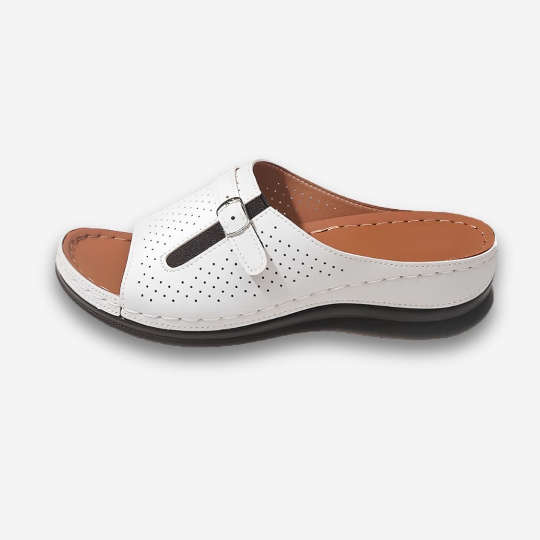 Mules orthopédiques en cuir synthétique pour femme de couleur blanche avec une petite boucle en étal sur le côté. Sur fond uni clair.