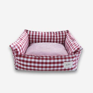 Panier orthopédique pour chien à carreaux de forme carrée. Sur fond uni clair.