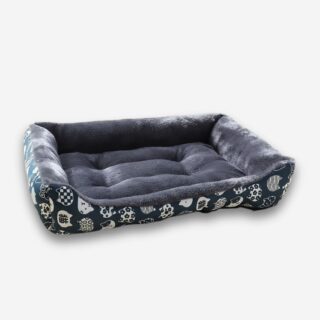 Panier orthopédique pour chien intérieur polaire gris. L'extérieur est bleu avec des motifs blancs. Panier de forme rectangulaire sur fond uni clair.