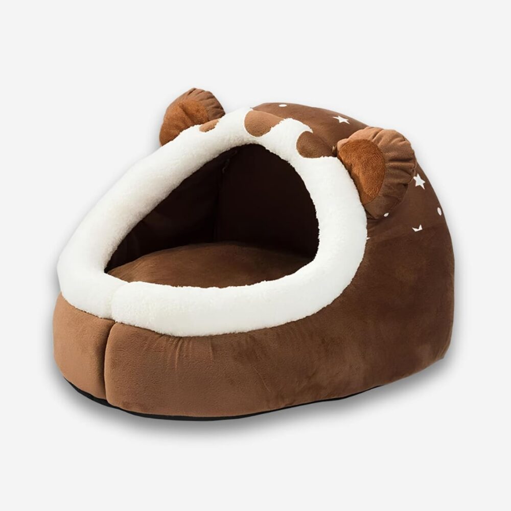 Panier orthopédique pour chien style petite maison marron avec un contour blanc et des oreilles. Sur fond uni clair.