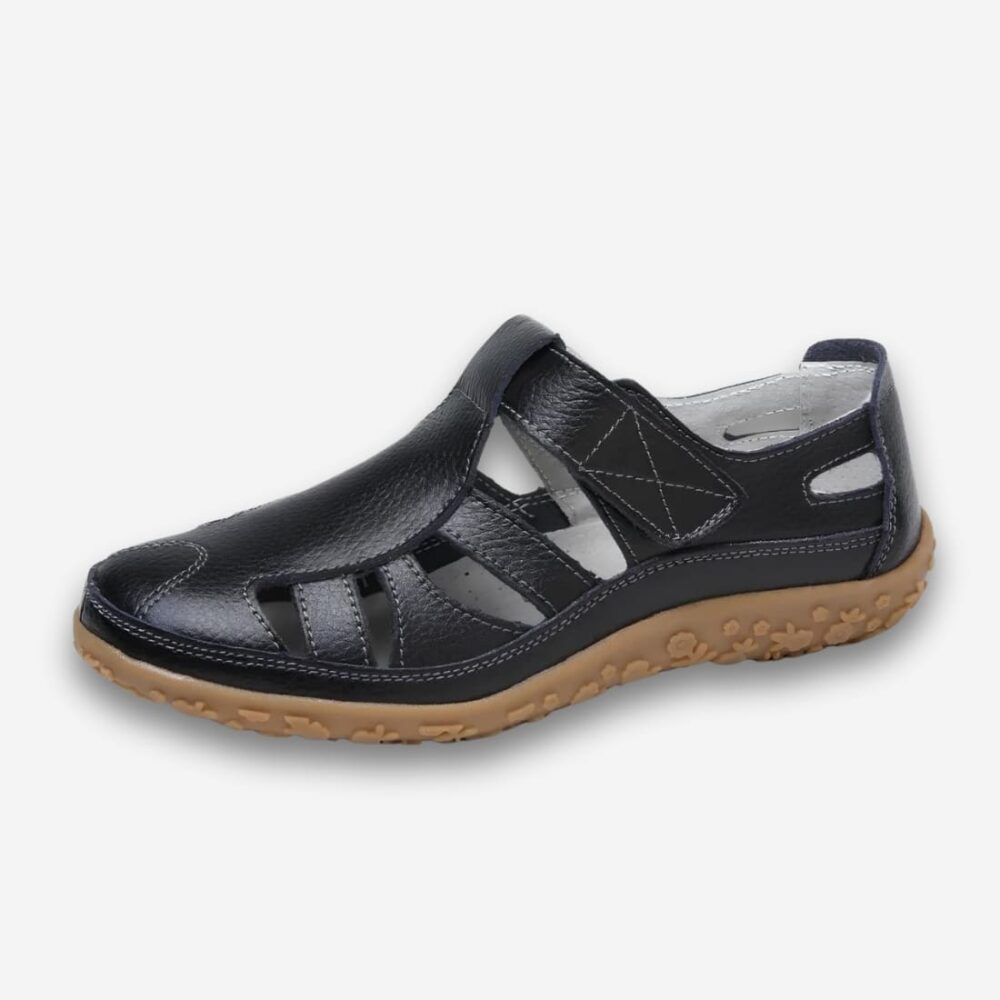 Sandales orthopédiques fermées avec semelle antidérapante pour femme de couleur noir en cuir avec fermeture à scratch et semelle marron en caoutchouc.