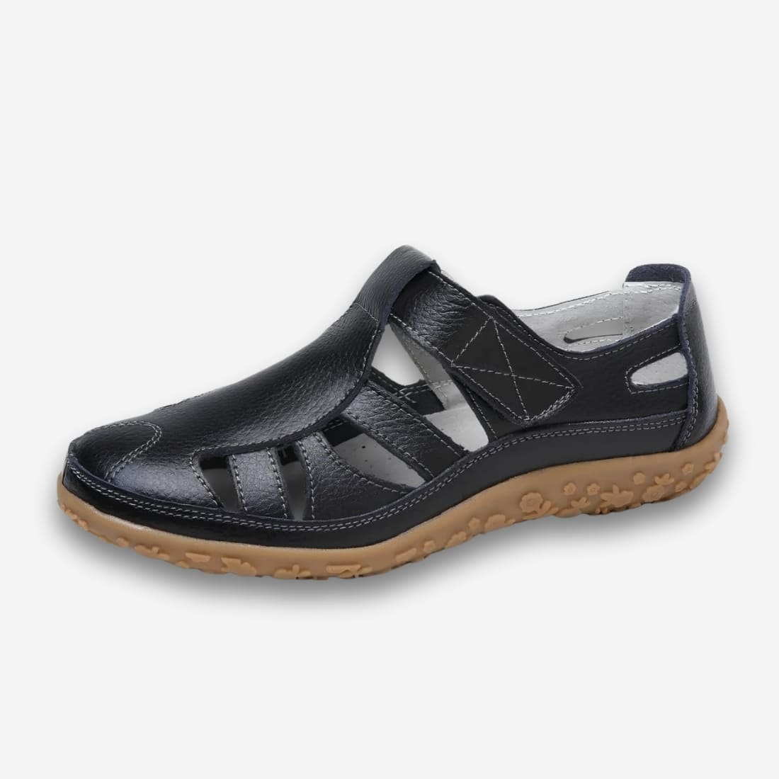 Sandales orthopédiques fermées avec semelle antidérapante pour femme de couleur noir en cuir avec fermeture à scratch et semelle marron en caoutchouc.