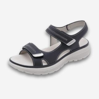 Sandales orthopédiques semelle compensée antidérapante de couleur noire avec une semelle blanche. Deux brides de maintien. Sur fond uni clair.