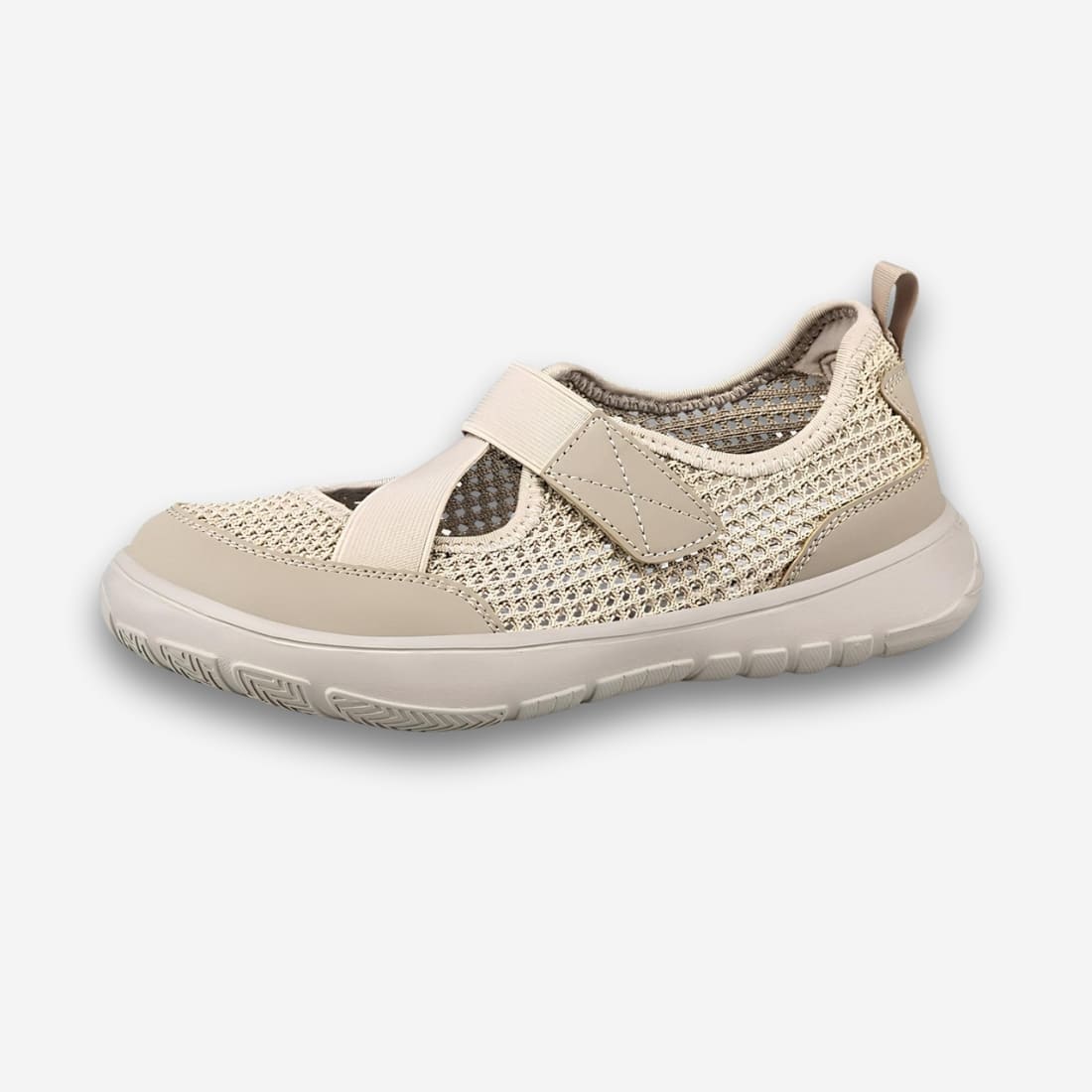 Sandales orthopédiques souples avec bande élastique de couleur beige sur fond uni clair.