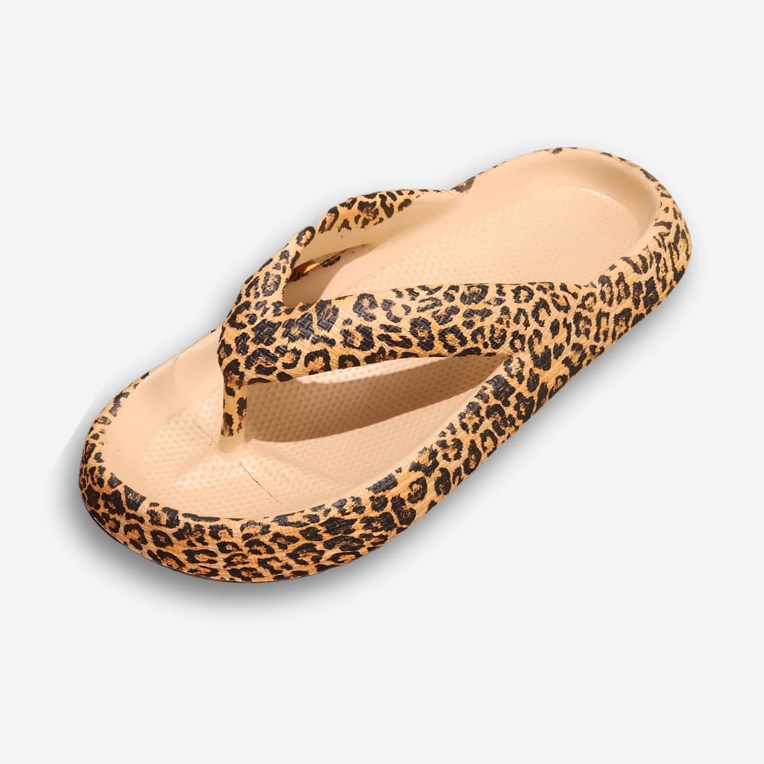 Tongs orthopédiques confortables et imperméables pour femme aux motifs léopard marron et beige avec une semelle en EVA. Sur fond uni clair.