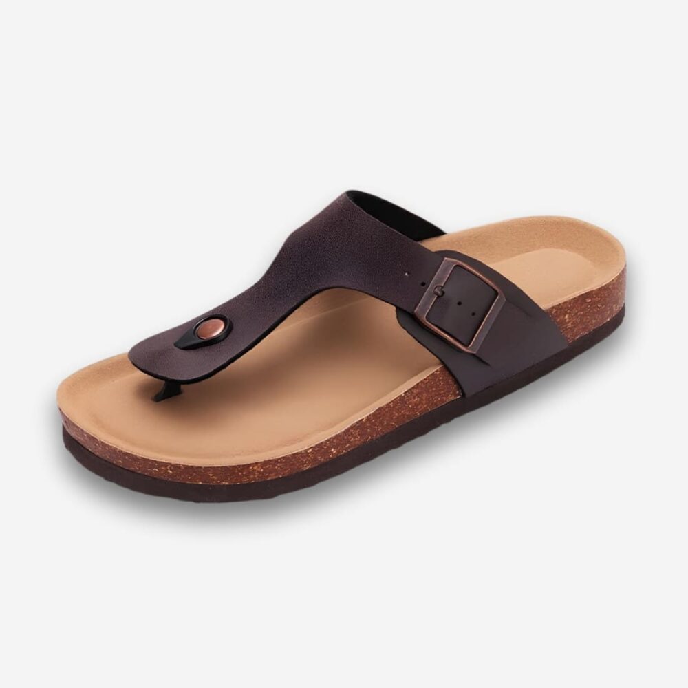 Tongs orthopédiques pour femme en cuir synthétique. La semelle est style en liège avec le contour surélevé. Sur fond uni clair.
