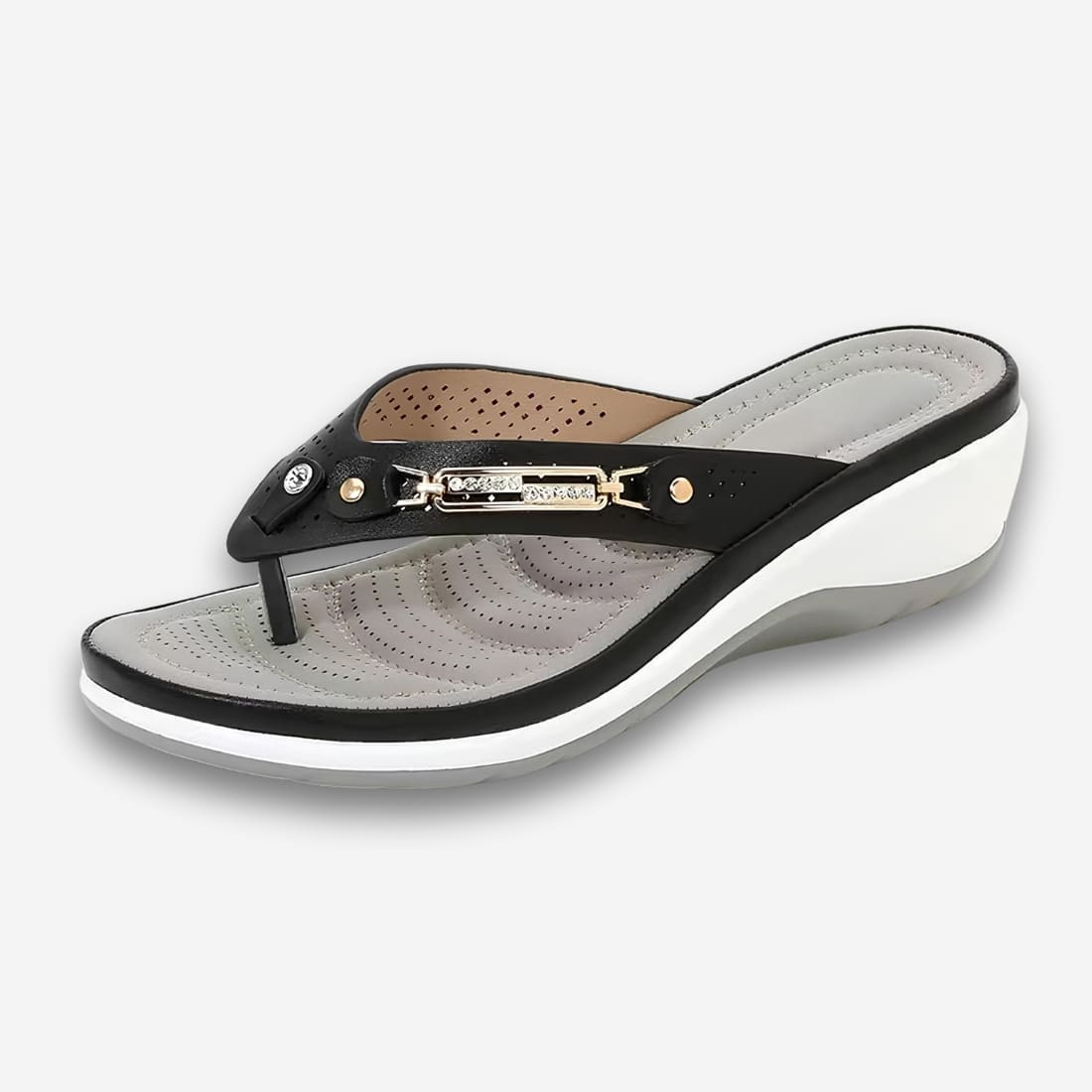Tongs orthopédiques femme compensées au design élégant de couleur noir avec des détails en métal sur la bride. La semelle compensée est blanche. Sur gris très clair.