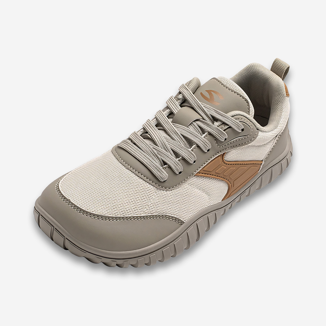 Une basket orthopédique homme à bout large de couleur beige avec trois nuances de teinte, vue de 3/4 sur un fond gris très clair uni.