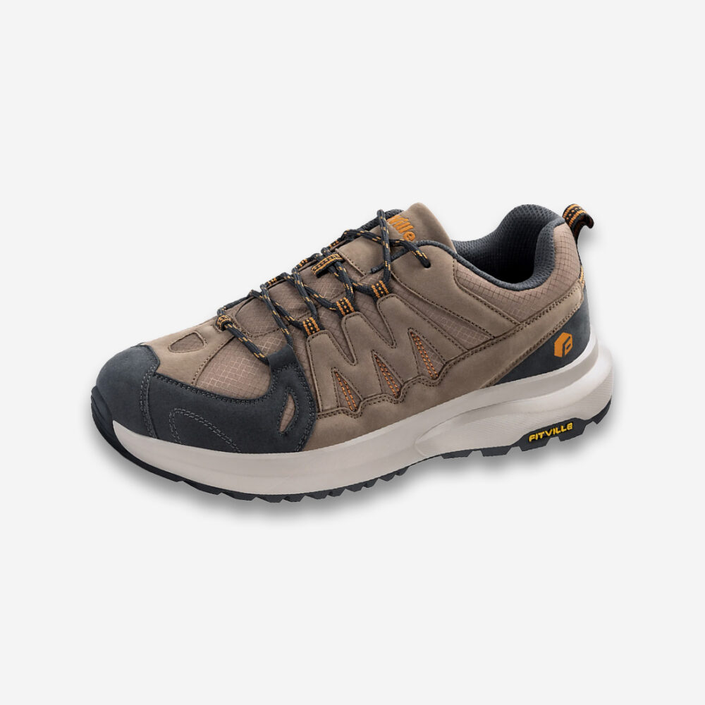 Une basket orthopédique homme imperméable beige et noire à semelle blanche épaisse, style chaussures de randonnée, de profil sur un fond gris très clair uni.