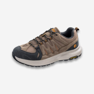 Une basket orthopédique homme imperméable beige et noire à semelle blanche épaisse, style chaussures de randonnée, de profil sur un fond gris très clair uni.