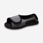 Un chausson orthopédique homme à large bande de couleur grise et noire, vu de profil sur un fond gris très clair uni.