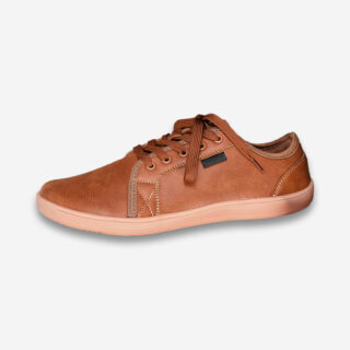 Une chaussure orthopédique homme à bout large de couleur marron, avec une semelle légèrement plus claire, vue de profil sur un fond gris très clair uni.