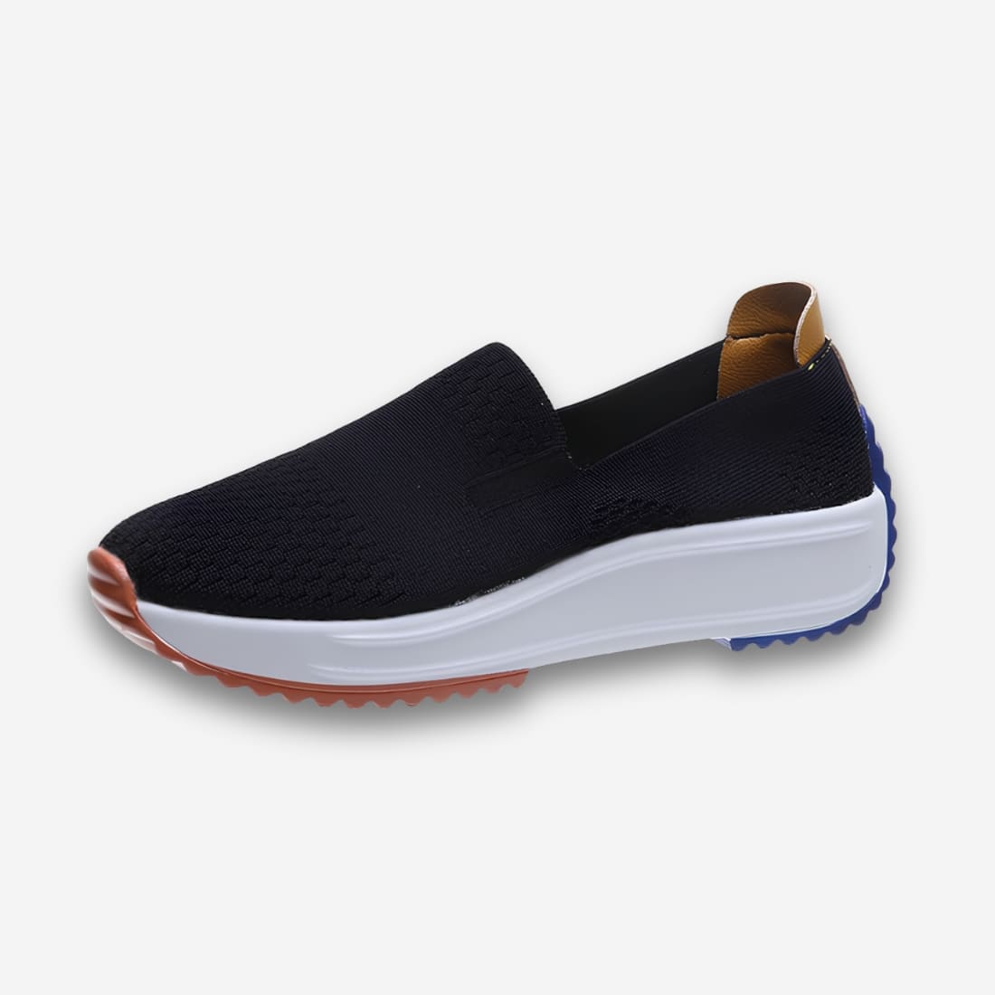 Baskets orthopédiques pour femme sans lacets avec semelle colorée compensée de couleur noire avec une semelle blanche. Sous la chaussure, la semelle a une partie orange devant et bleu derrière. Sur fond gris très clair.