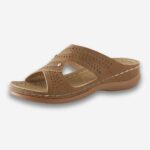 Mules orthopédiques respirantes en cuir vegan avec deux brillants pour femme. La chaussure est de couleur marron avec une semelle au talon légèrement compensé. Deux brillants sur le devant. Sur fond gris très clair.