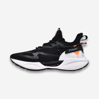 Une basket orthopédique homme à semelle ultra épaisse de couleur noire avec une semelle blanche et des touches orangées au niveau du talon, vue de profil sur un fond gris très clair uni.