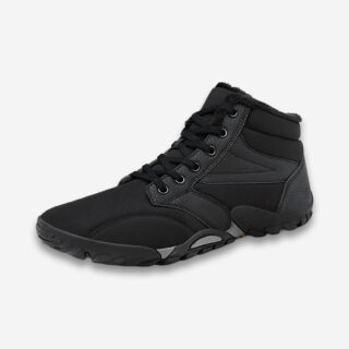 Une chaussure orthopédique homme à doublure chaude et bout large, montant jusqu'à la cheville, de couleur noire avec des lacets, vue de profil sur un fond gris très clair uni.