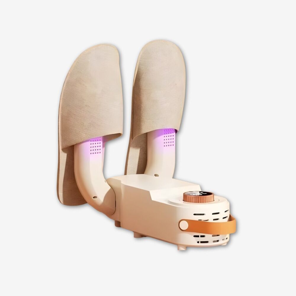 Sèche chaussures de forme arrondie, posée au sol, avec une paire de chaussons en train de sécher.